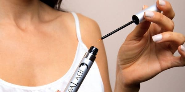 Paso 2 de Cómo aplicar DABALASH a mis pestañas correctamente en Costa Rica