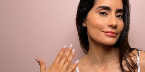 Paso 4 de de cómo usar DABALASH para tener unas pestañas increíbles usando el mejor serum fortalecedor de pestañas y cejas en Costa Rica